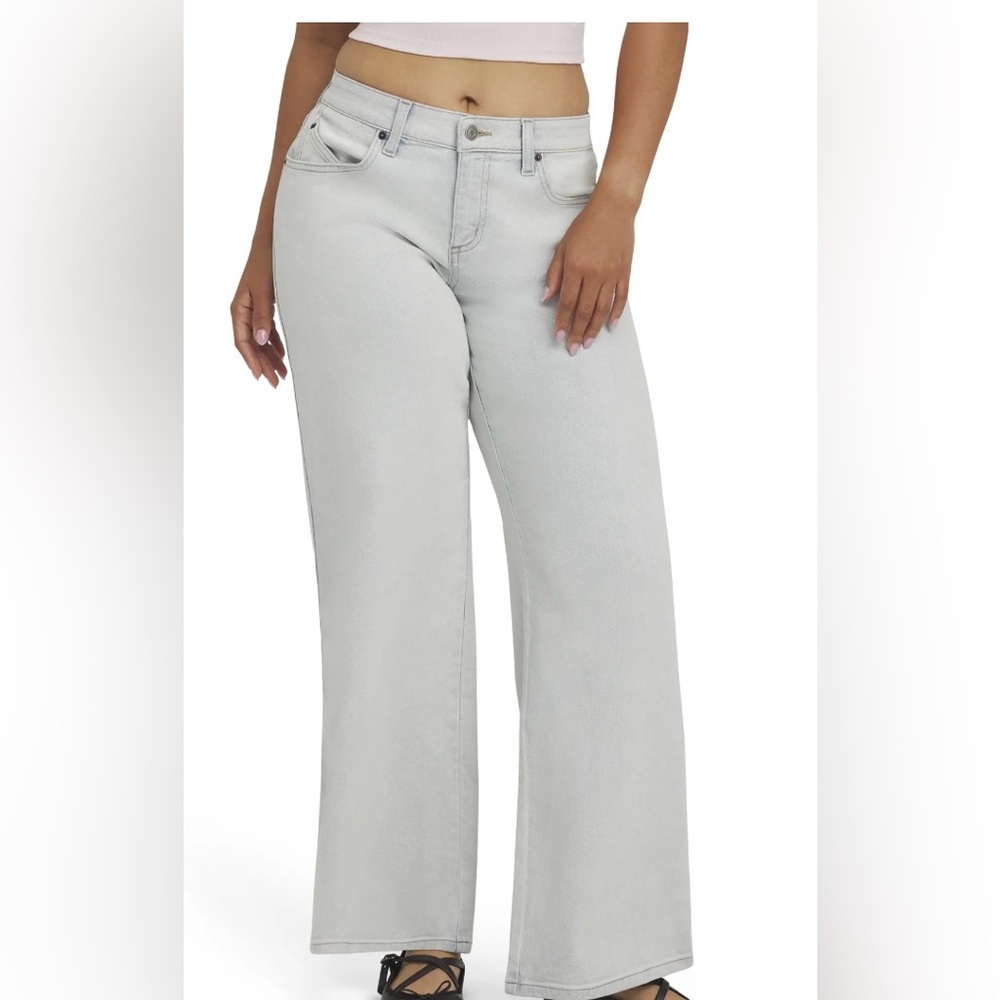Millie Bobby Brown Low Rise Boyfriend Jeans Light Wash Wide Leg Size‎ 4 NWT